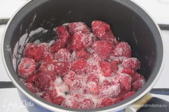 Для соуса в сотейник выложить ягоды малины, сахар, крахмал и ликер.