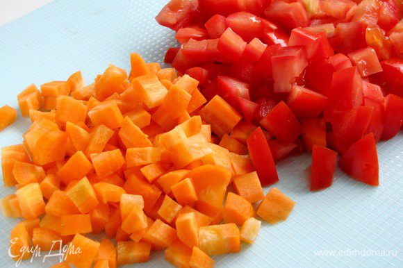 Морковь и помидоры нарезать кубиками. По рецепту предлагается взять крупные помидоры и морковь.