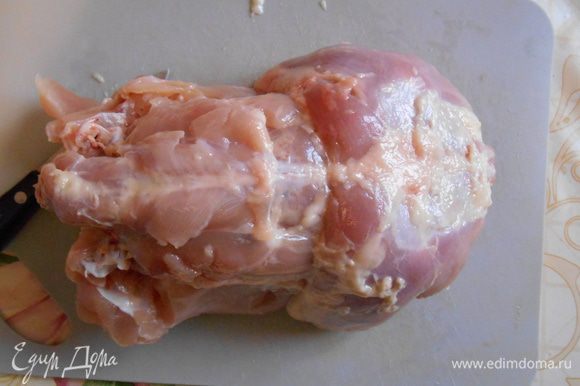 С куриной тушки срезаем мясо.