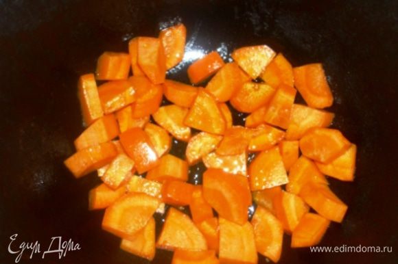 Морковь, лук, картофель почистить и крупно порезать. Казан (или толстостенную кастрюлю) поставить на огонь, налить масло, выложить морковь и готовить её на среднем огне 5 минут, периодически помешивая.
