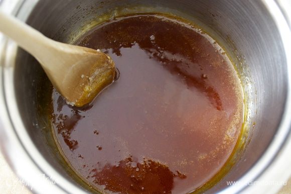 ВАЖНО: все ингредиенты должны быть комнатной температуры! Положите 1/2 стакана сахара в кастрюлю с тяжелым дном. На умеренном огне варите сахар до коричневого цвета (до карамели).
