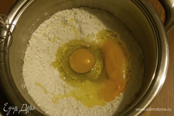 С кремом все очень просто... Для крема в кастрюле с двойным дном смешайте сахар с кукурузным крахмалом и яйцами.