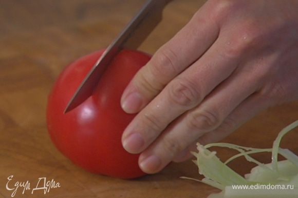Кожицу помидора для варки фасоли надрезать крестиком.