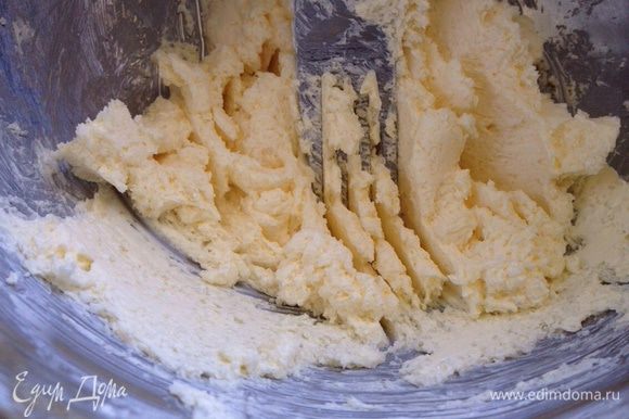 Масло растереть с сахаром, щепоткой соли и ванильным сахаром.
