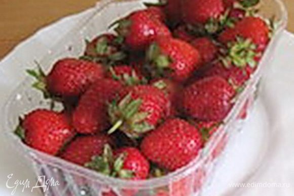 Ягоды вымыть, почистить. В блендере или миксером измельчить 400 г клубники в пюре, остальные ягоды отложить для украшения.