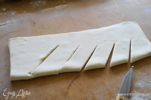 Для того, чтобы покрыть верх пирога необходимо раскатать такой же пласт теста, сложить его вдвое и сделать надрезы.