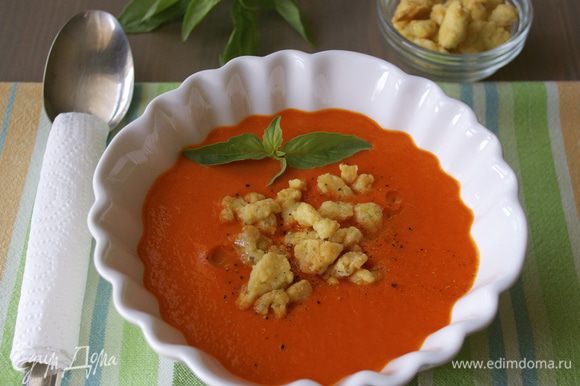 Разложить остывший крем-суп порционно, выложить горсть ароматной крошки, сбрызнуть оливковым маслом и подавать, украсив листиком базилика.