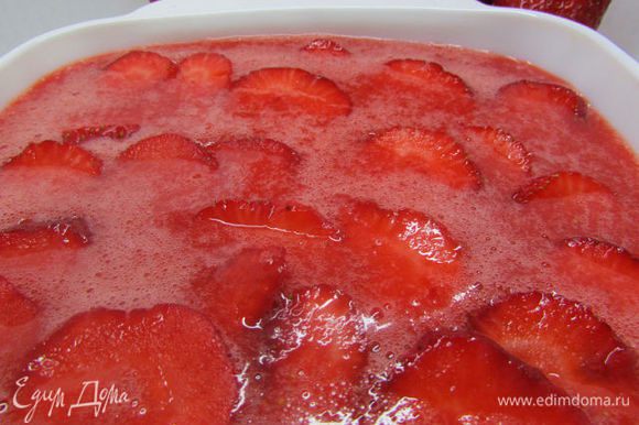 Нарезанные ягоды клубники добавьте в суп и поставьте в холодильник на 20-30 минут.