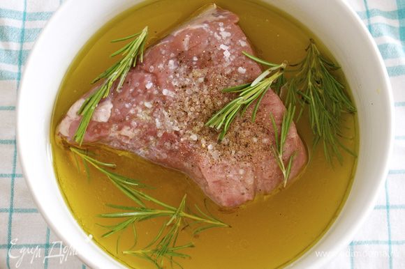 Замариновать кусок мяса минимум на 2 часа в смеси оливкового масла, белого винного уксуса, вина, соли и перца с добавлением розмарина. Пару раз перевернуть.