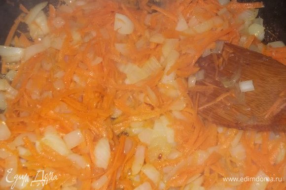 Морковь потереть на крупной терке,лук порезать соломкой,обжариваем до легкого,золотистого цвета,на растительном масле.