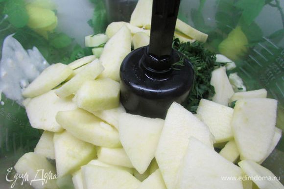 Яблоки, зелень, огурцы, перцы положите в чашу блендера и разотрите в пюре.