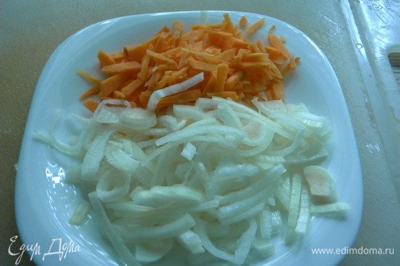 Чистим и режем морковь и лук.