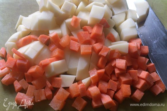 Картофель и морковь нарезать мелкими кубиками.