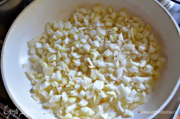 Лук мелко порезать и потушить на топлёном масле (либо сливочном масле - 1 ст л). В суп добавить отваренную пшеницу, лук, соль, перемешать. Проварить 10 мин.