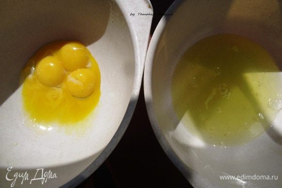 Желатин замочить в 100 мл холодной воды. Отделяем желтки от белков. Желтки перемешиваем с 50 г сахара, добавляем ванильную эссенцию.