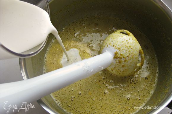 Затем соединить с яично-молочной смесью, добавить измельчённые в муку фисташки и тщательно всё перемешать.