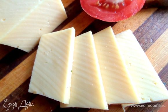 Сыр нарезать (в идеале кружками) на пластинки.