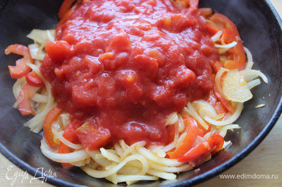 Выложить к овощам рубленные томаты и тушить 20 минут на слабом огне.