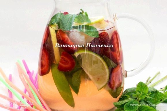 А это освежающий цитрусово-клубнично-мятный лимонад для тех, кому жарко)))))))))