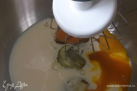 Для блинчиков смешать яйца, сахар, соль и 150 мл молока.