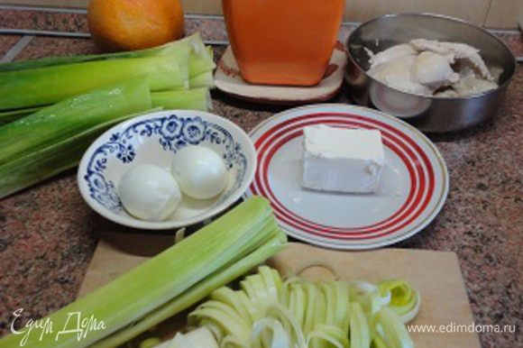 Куриные грудки (а не окорочка, как указано в рецептуре) и яйца отварить. Нарезать мелкими кубиками. Петрушку также мелко нарезать.