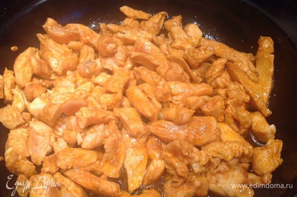 Разогрейте сковороду, налейте масло и быстро обжаривайте курицу на сильном огне.