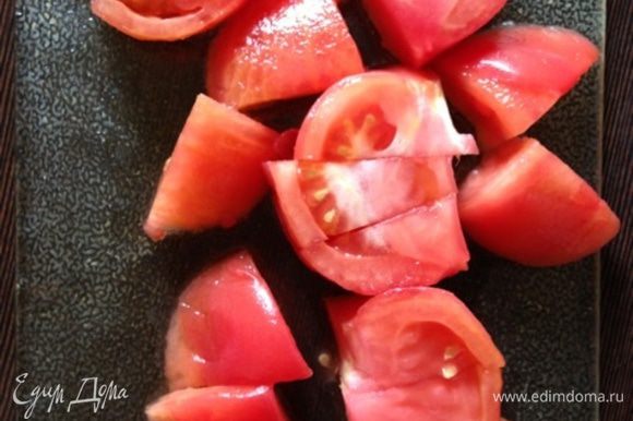 Нарежем помидор произвольными кусочками.