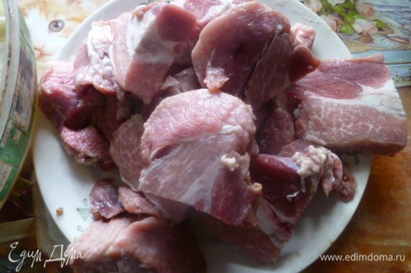 Мясо режем на порционные куски.