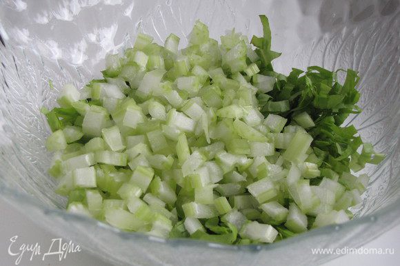 Сельдерей нарезать мелким кубиком и добавить к салату.