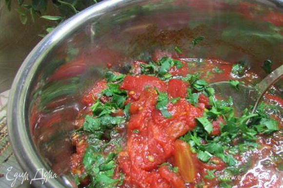 Выложить томаты в сотейник и довести до кипения, приправить солью и перцем, добавить сахар, рубленную зелень. Дать закипеть и выключить огонь.