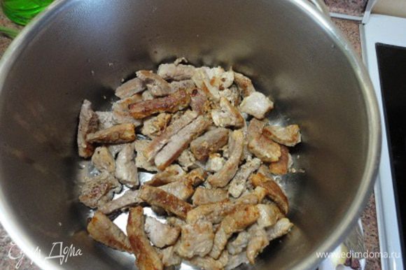 Мясо нарезать брусочками, посолить, поперчить и обжарить в разогретом масле до коричневой корочки. Отложить.