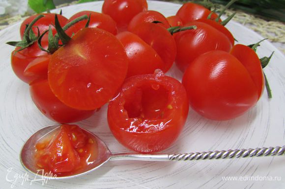 У томатов черри надрезать верхушки, с помощью наузетки (у меня её нет, я маленькой ложечкой) вычистить середину каждого помидора.