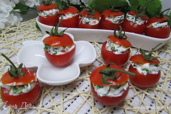Затем наполнить сырной смесью помидорки. Можно выложить черри на листья салата. Приятного аппетита!