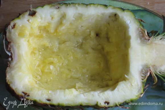 Фруктовый салат:Вырезать мякоть ананаса и нарезать кубиками.