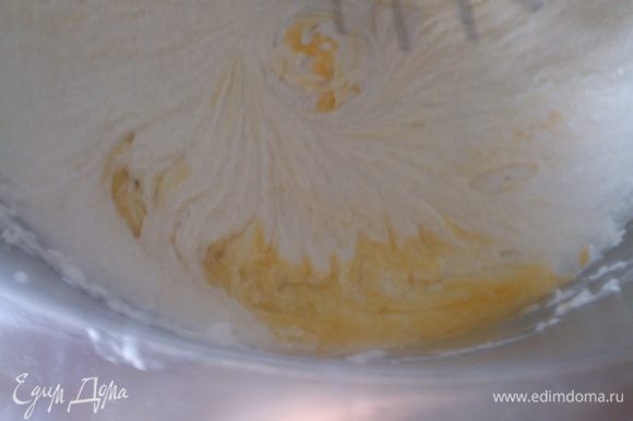 Продолжая взбивать масляную смесь, добавить порциями желтки. После каждого обязательно хорошо взбивать.