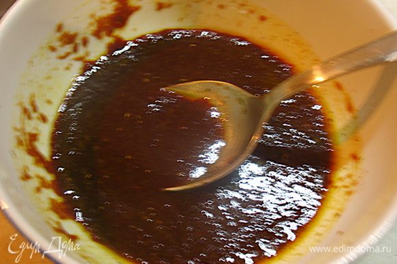 В миске соединить соевый соус, томатную пасту, оливковое масло и специи. Перемешать до однородности.