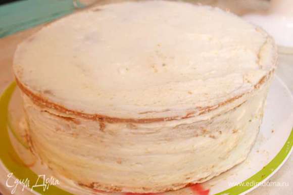 Дополнительно взбить сметану с сахаром, чтобы обмазать торт. Торт вынимаем из формы и обмазываем кремом.