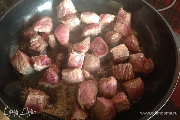 Большую сковороду подогрейте, налейте растительное масло и обжарьте мясо.