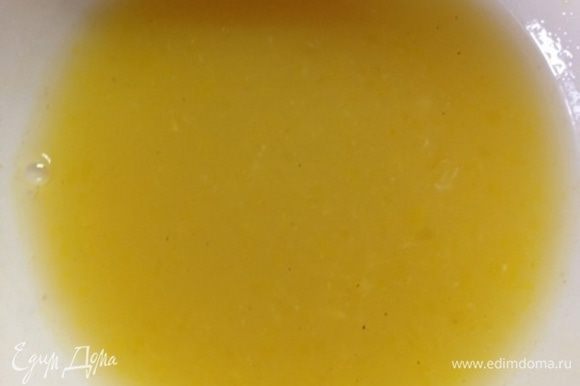 Для соуса смешать белый винный уксус, белый хрен и белый перец (можно заменить на черный, если не любите) и соль по вкусу с апельсиновым соком.