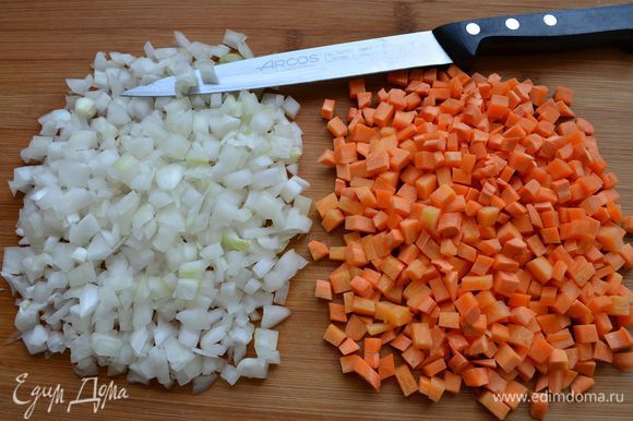 Для начинки лук и морковь порезать маленькими кубиками.