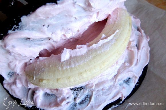 Укладываем бананчик...Не забудьте промазать кремом изгиб банана,иначе при разрезании будет видна пустота!