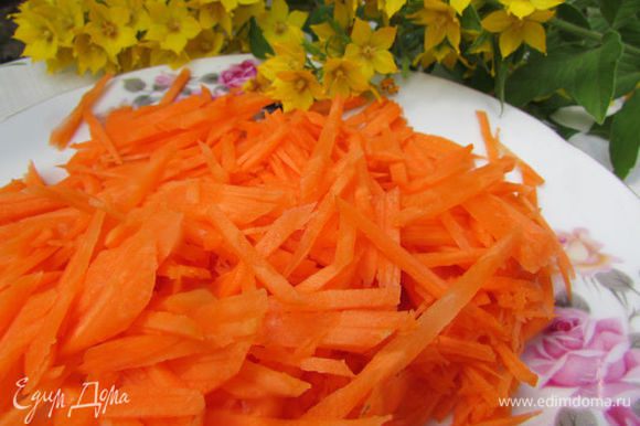 Морковь вымыть и почистить. Нарезать тонкой соломкой.