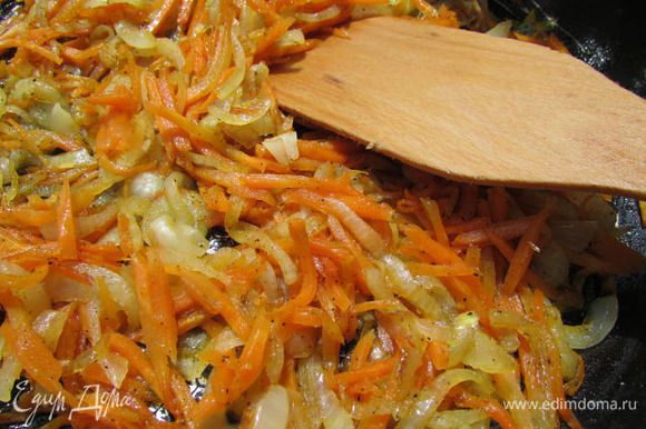 Морковь и лук обжарить в разогретом растительном масле, с добавлением соли и сахара.