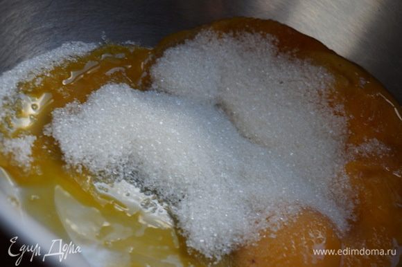Пока бисквит остывает, займусь приготовлением суфле. Желтки растереть с 1/3 стакана сахара.