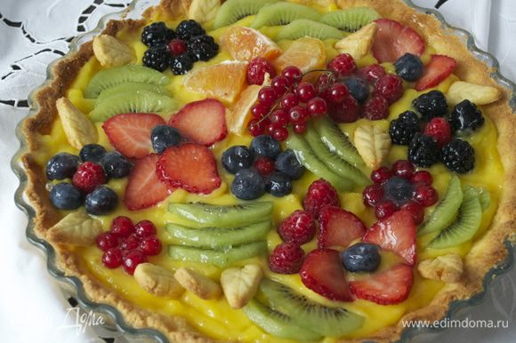 Смазать фрукты-ягоды растворенным желатином для тортов.