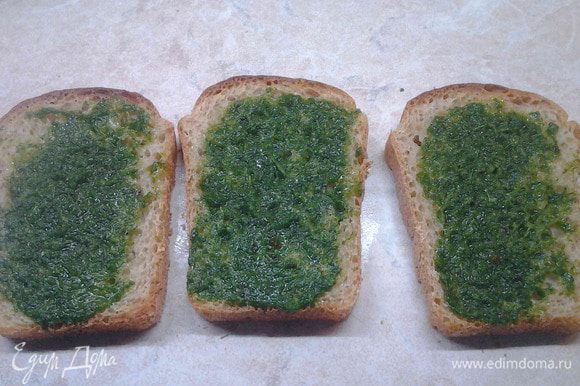 Кусочки хлеба поджарить в тостере. два куска выложить и намазать с одной стороны зеленым маслом.