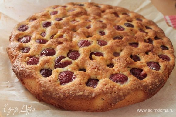 А это Мариночкин бисквитный пирог с черешней.http://www.edimdoma.ru/retsepty/67103-biskvitnye-kvadratiki-s-chereshney.Он очень нежный и вкусный,рекомендую!