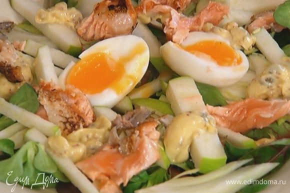 Листья салата выложить на блюдо, сверху разложить фенхель, яблоки, яйцо и рыбу. Подавать с майонезной заправкой.