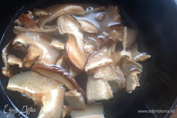 Пока приготовьте соус: грибы замочите в горячей воде (200 мл) на 10 -20 минут.