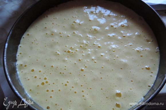 Полученное тесто переливаем в форму диаметром 22 см, выстеленную пергаментом. Выпекаем тесто в разогретой до 180 градусов духовке 25-30 минут. Ориентируйтесь по своей духовке и сухой лучинке.